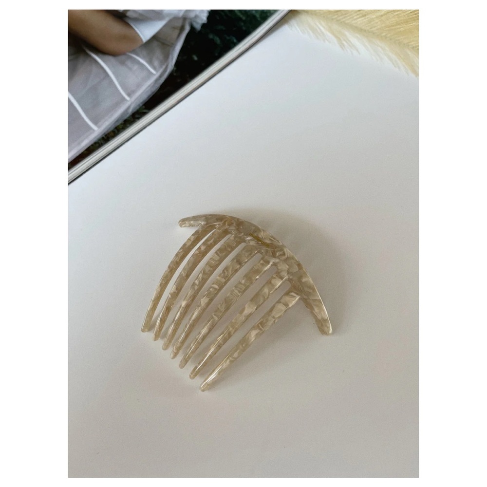 Minimal H. Cream Shell Pin